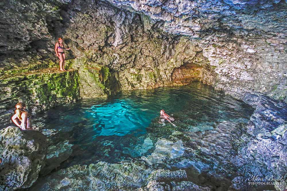 inside-the-grotto-bruce-peninsula - Bayshore Cottages